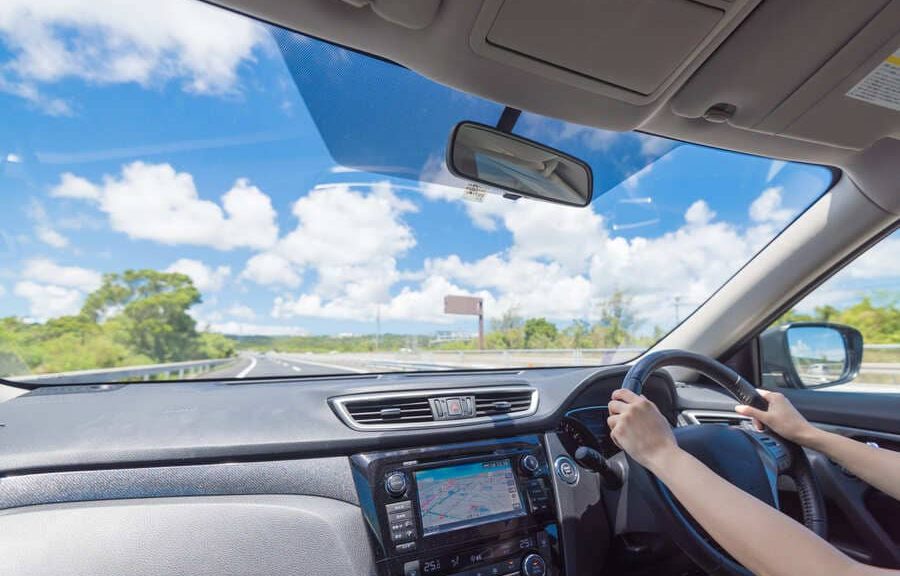 運転中の車