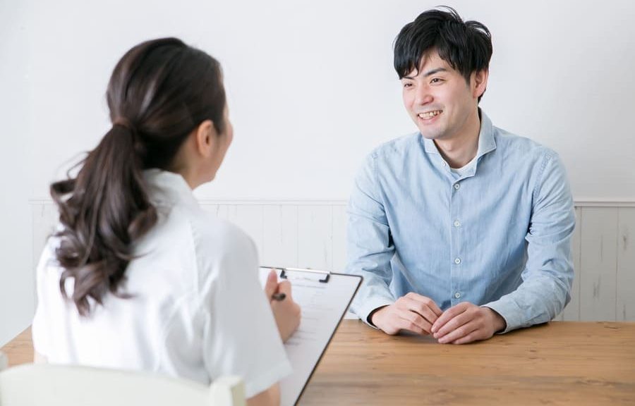 車の売却を相談している男性