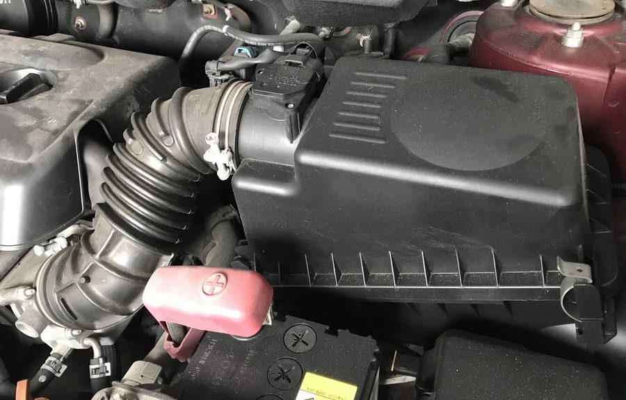 メンテナンス中の車